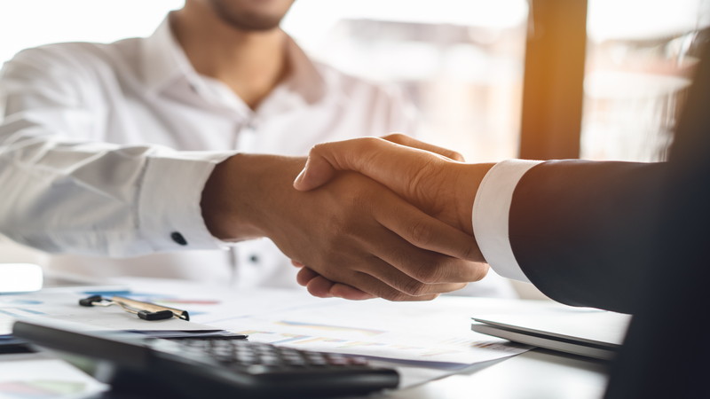 手を握っている人達