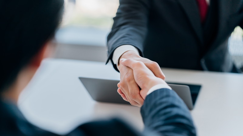 手を握っている